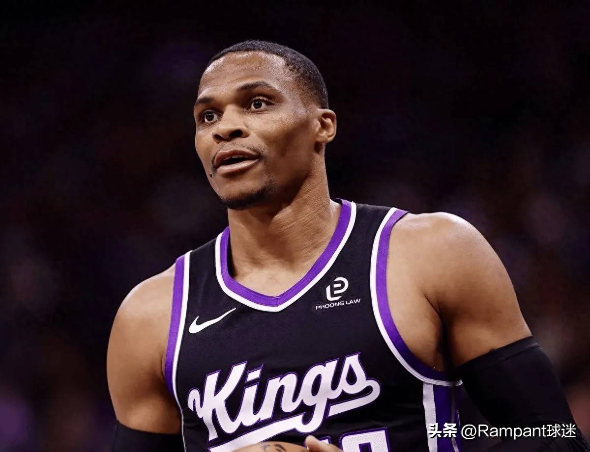 王洪泽这样的年轻人要多留在场上 不能过快犯规限制手脚（像王洪泽这样的新人应多在场，别因过早犯规束缚发挥）