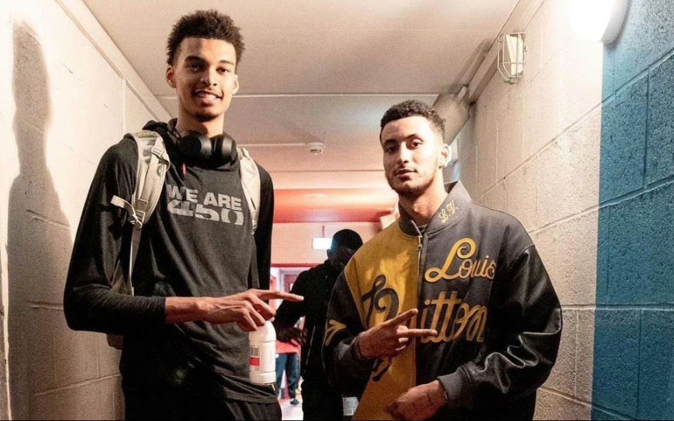 帕潘夸赞吉鲁：他不仅能进球还能防守，甚至还能客串门将（帕潘盛赞吉鲁：能攻善守，必要时还能客串门将）