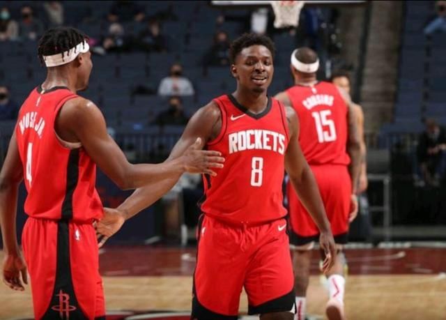 意甲战报：伊萨克森、厄德高破门，十人拉齐奥1-1博洛尼亚（意甲速递：伊萨克森、厄德高建功，十人拉齐奥1-1战平博洛尼亚）