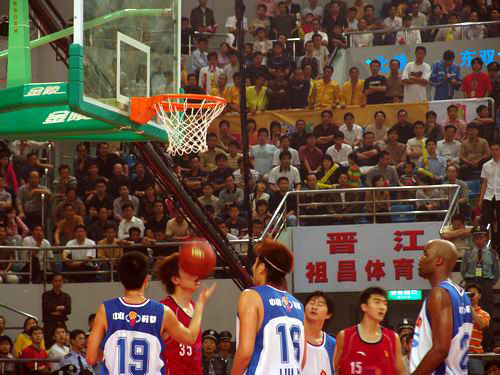 成都蓉城教练组现场观战中韩战，徐正源、金亨镒在场（成都蓉城教练组到场观战中韩大战，徐正源与金亨镒现身）